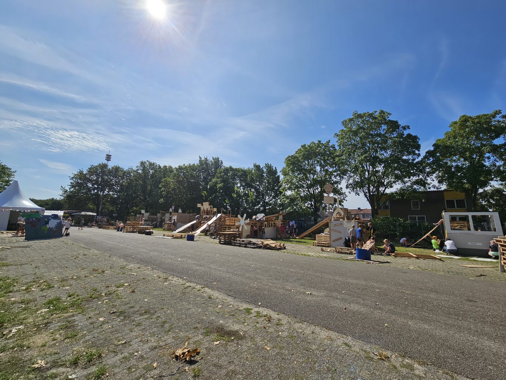 Een overzicht van alle gemaakte bouwwerken met allemaal kinderen erbij