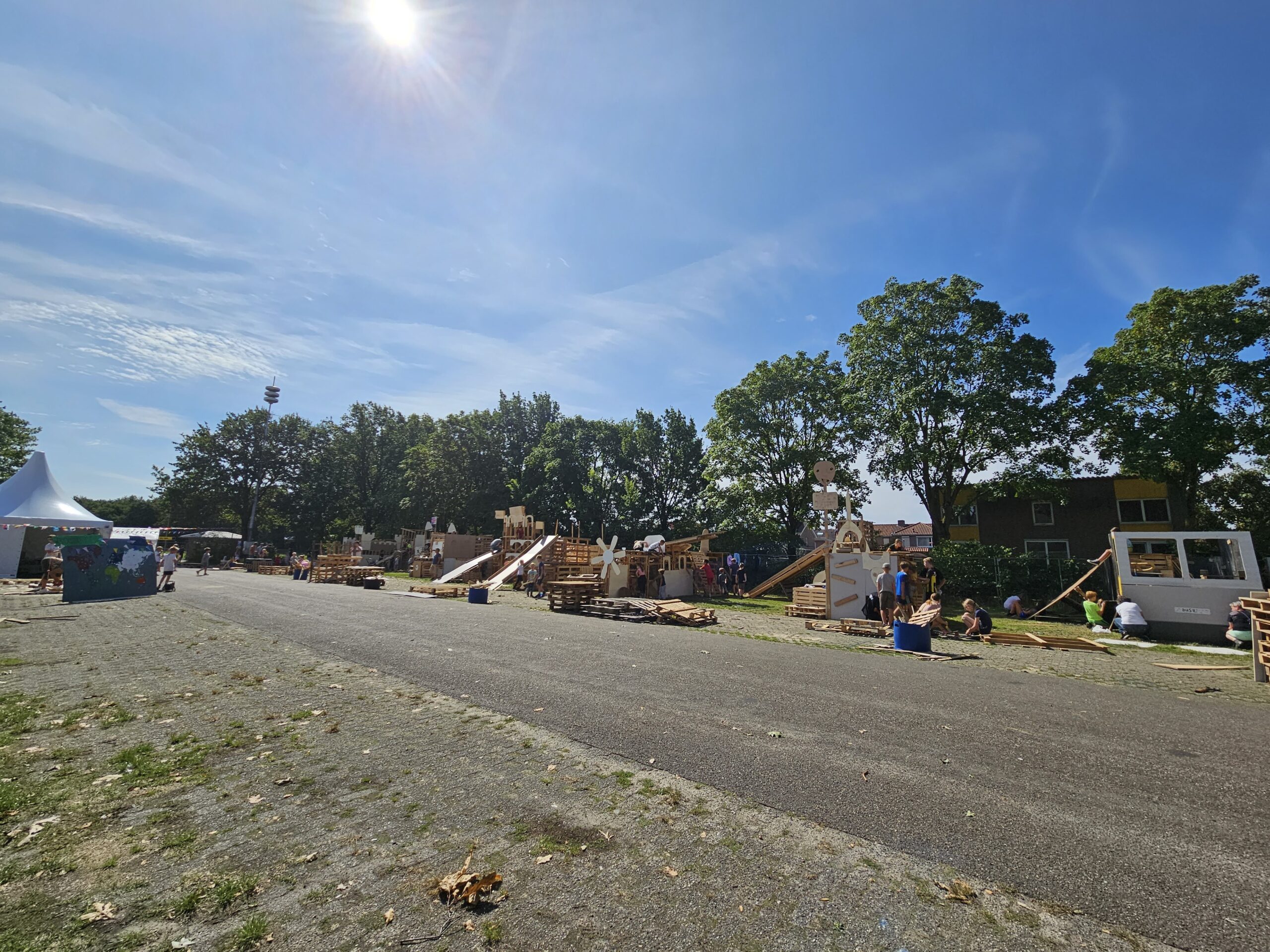 Een overzicht van alle gemaakte bouwwerken met allemaal kinderen erbij