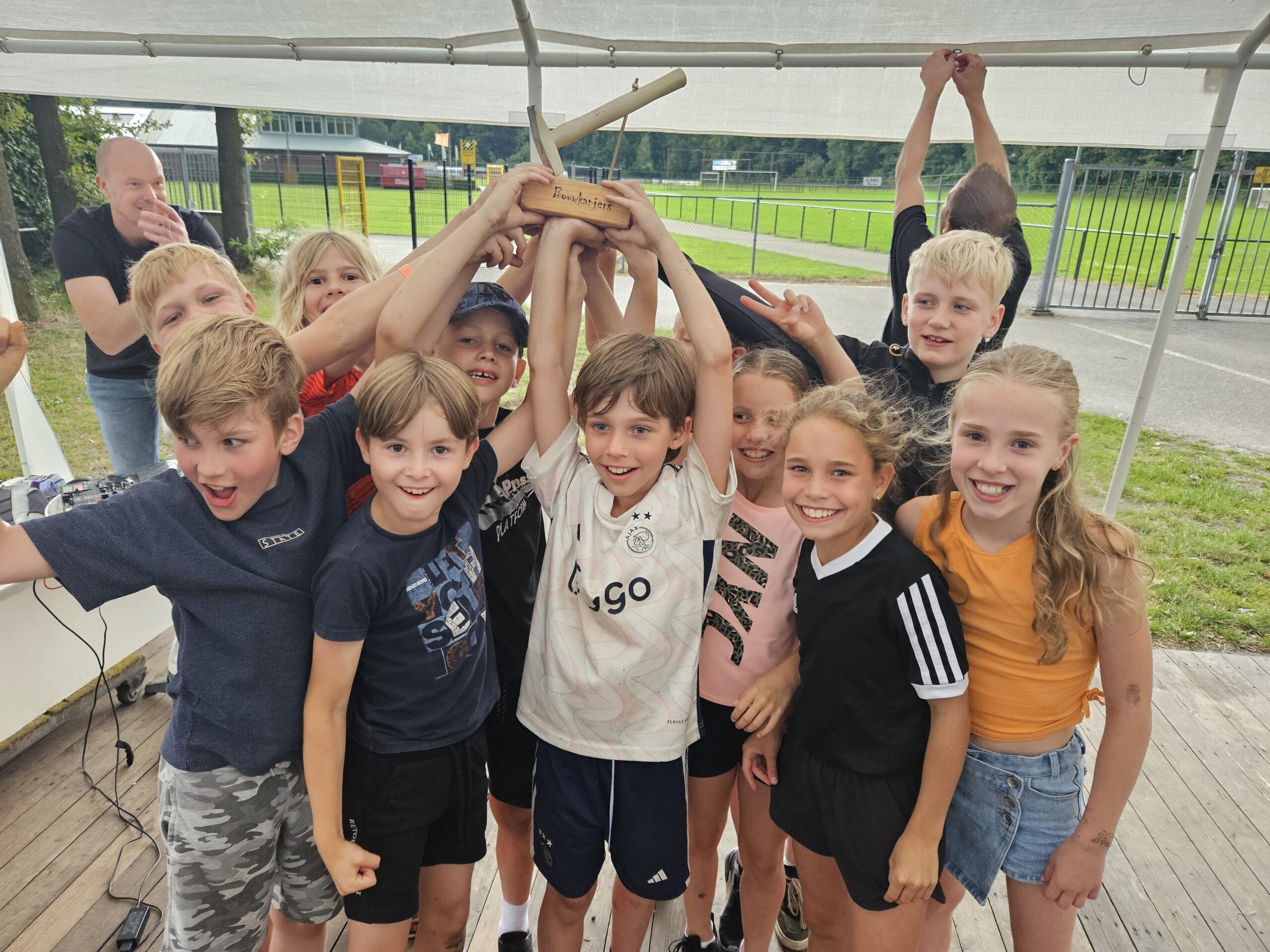 Groep kinderen die de gouden hamer hebben gewonnen