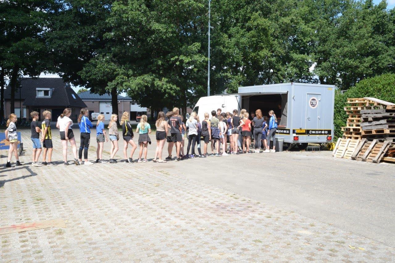 Kinderen die in de rij staan bij een foodtruck